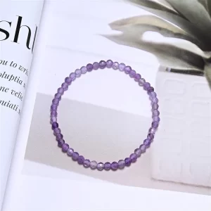 Amethyst Edelsteinarmband am Handgelenk