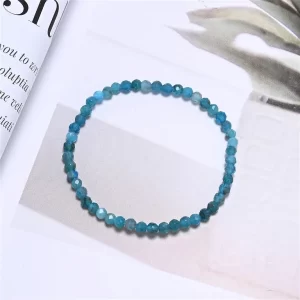 Apatit Edelsteinarmband am Handgelenk