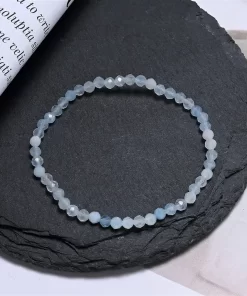 Aquamarin Edelsteinarmband am Handgelenk