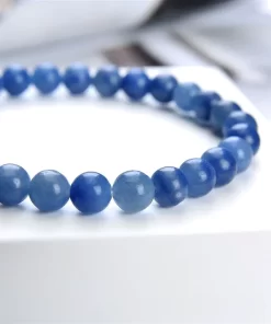 Blauquarz Edelsteinarmband getragen