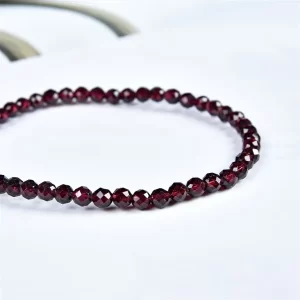 Detailaufnahme facettierte Granat Kugeln 4mm