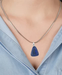 Lapis Lazuli Anhänger getragen