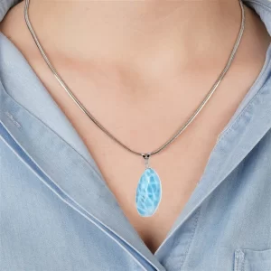 Larimar Anhänger getragen mit Kette