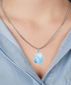 Larimar Anhänger getragen mit Kette