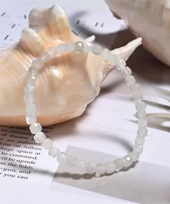 Detailaufnahme weißer Mondstein Würfel 4mm facettiert
